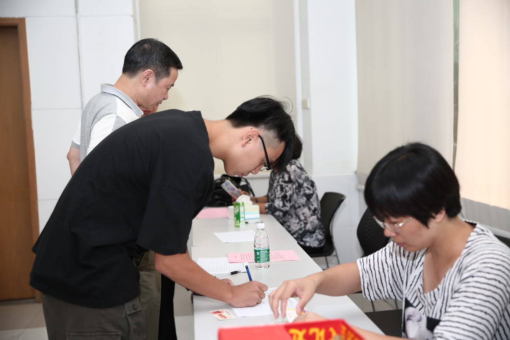 2018年港澳台联考招生说明会场面火爆，家长闻讯而来，络绎不绝